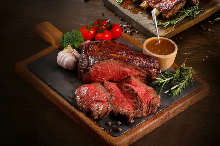 台北萬豪酒店Lobby Lounge「肉食享肋‧豪吃之夜」主餐「爐烤美國肋眼牛排」嚴選油花豐潤、肉質細嫩的美國爐烤牛肉，以迷迭香、百里香與蒜頭低溫爐烤入味。業者提供