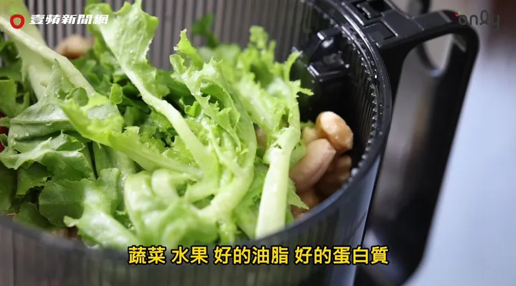 選擇喜歡的生菜，就可以直接放入不用切成段，真的很方便！