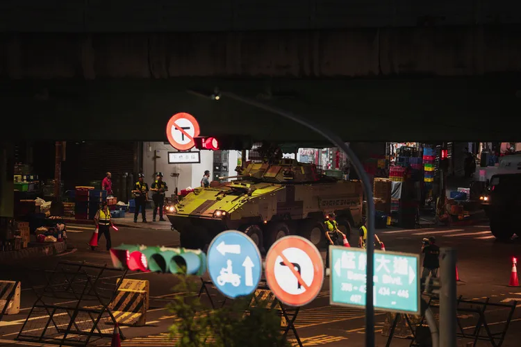 漢光41號實兵操演15日進入第7天，為強化中樞安全，憲兵凌晨全線封鎖萬板大橋實施橋樑守備演練，並出動雲豹八輪甲車對敵實施掃蕩。中央社