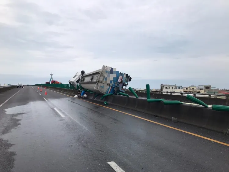 油罐車自撞卡在分隔島，車上易燃物質四丁二醇洩了一地。翻攝照片
