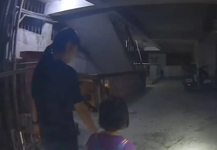 警員帶著女童查訪。桃園警分局提供