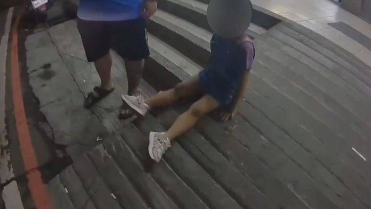 3歲女童深夜外出尋父迷途　熱心情侶與波麗士助返家