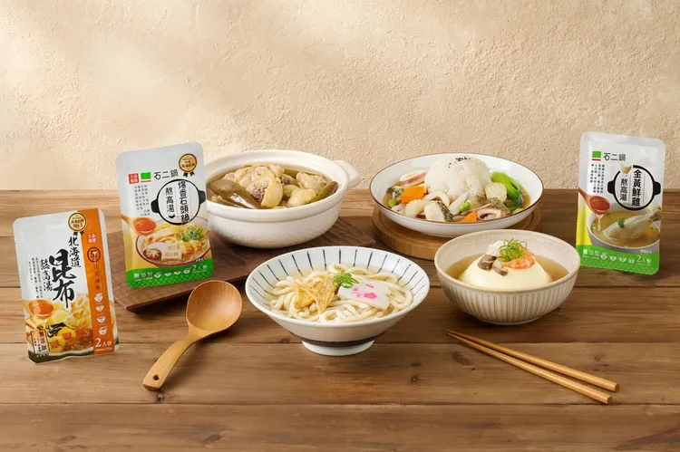 零售商品「石二鍋爆香石頭熬高湯」和「聚北海道昆布熬高湯」去年銷售成績亮眼，今夏再添生力軍「石二鍋金黃鮮雞熬高湯」強化陣容。王品集團提供