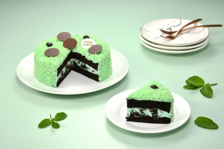 亞尼克薄荷巧克力黑酷曲，OREO巧克力酥餅結合沁涼薄荷奶霜，酷涼化口適合大口開吃，(6吋)售價495元。業者提供