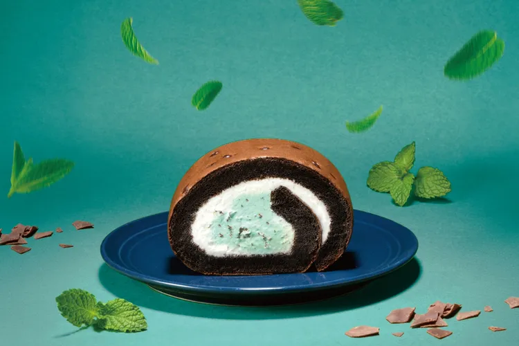 亞尼克薄荷巧克力脆片生乳捲涼感升級，還吃的到巧克力豆，售價495元。業者提供