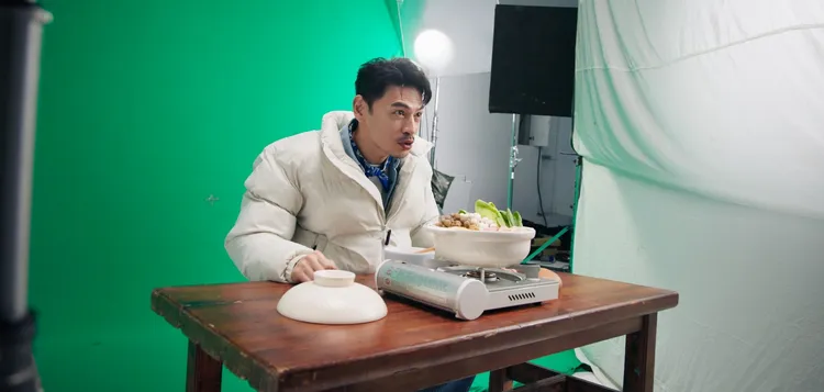 廣告拍攝當天，阿Ken身穿厚重羽絨外套還大口吃火鍋，現場高溫讓人直呼快蒸發。品牌提供