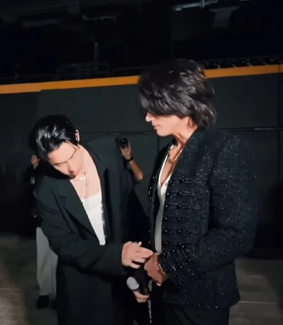 吳建豪好奇言承旭的腰帶，手直接摸上去。翻攝相信音樂日常YT