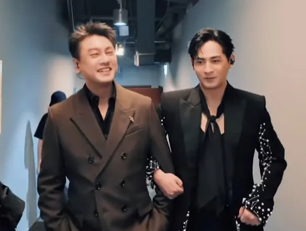 周渝民勾著朱孝天的手。翻攝相信音樂日常YT