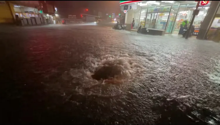 太平區中山路昨晚路面嚴重積水，人孔蓋不斷有水冒出。民眾提供
