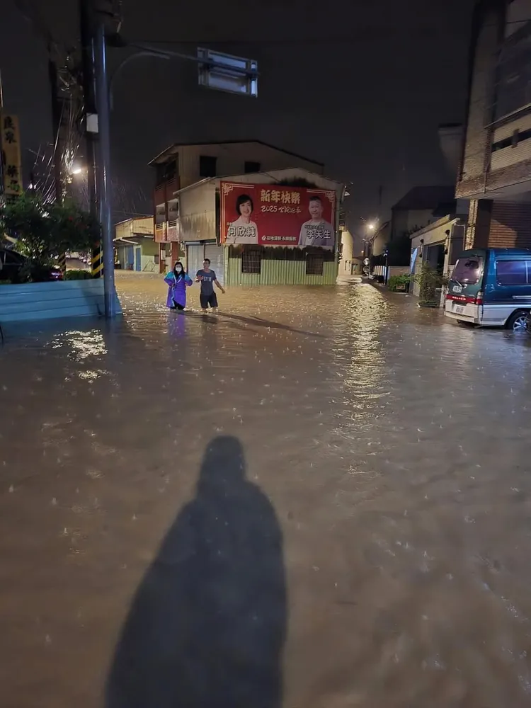 霧峰區五福里淹水，水深及膝。翻攝Threads