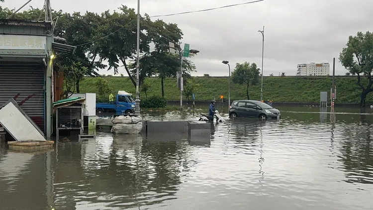 霧峰區環河路路面淹水。民眾提供
