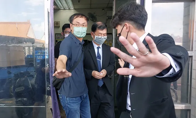 彭振聲探視亡妻，情神哀泣。凃建豐攝