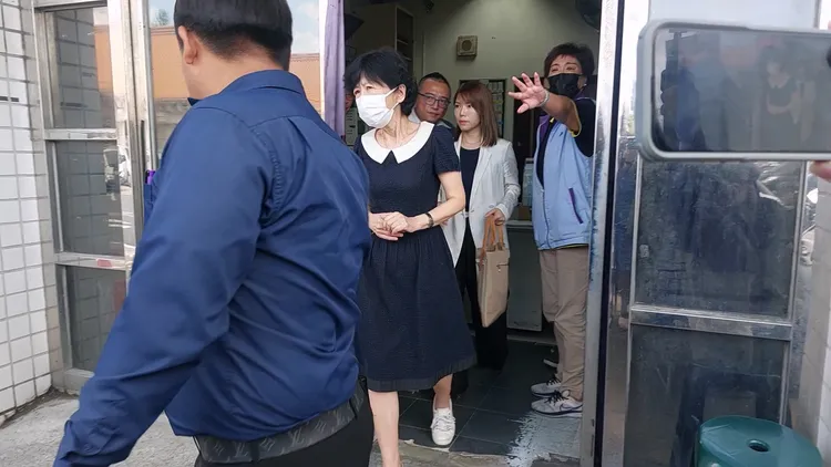 陳佩琪今早由民眾黨秘書長周榆修、立法院黨團主任陳智菡陪同，南下高雄探視彭振聲與夫人。翻攝畫面