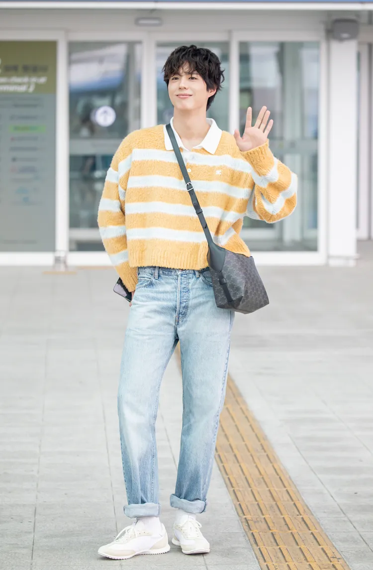 CELINE全球品牌大使朴寶劍以清爽系男孩的形象現身機場，準備飛往巴黎參加2026春季系列秀。品牌提供