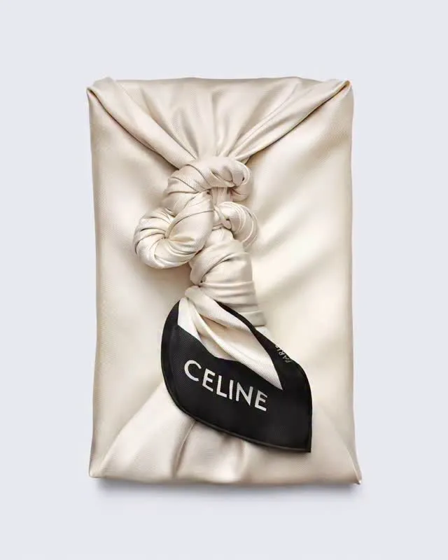 CELINE 2026春季系列秀邀請函以絲巾呈現，翻攝IG影片