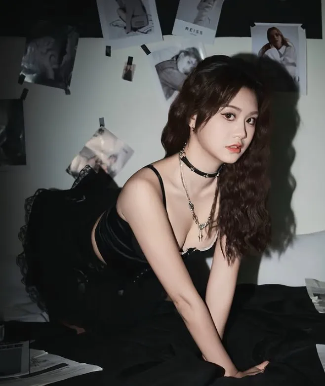 沁沁難得拍暗黑系宣傳照。翻攝沁沁IG