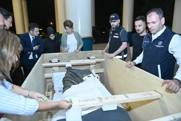 雕像抵達後拆封。X Daily Turkic