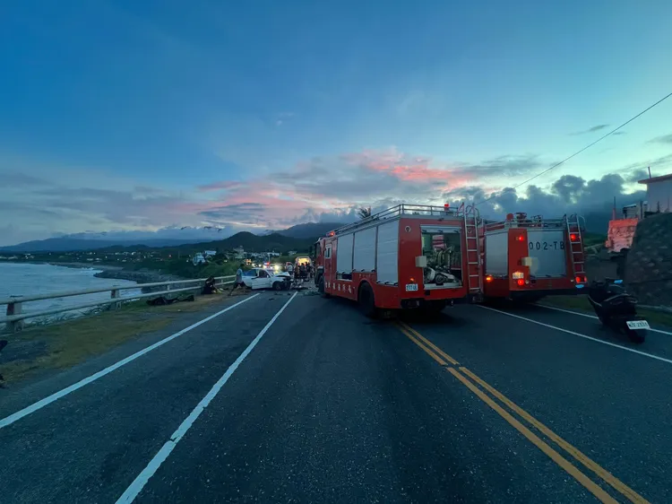 2車擦撞導致1車引擎室起火，警消出動消防車趕現場赴滅火。警方提供'