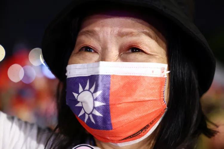 選前之夜民眾戴上口罩表達立場。路透