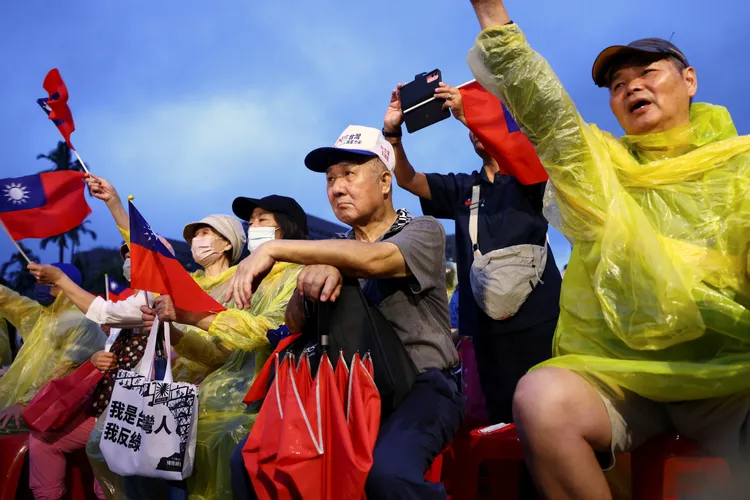 選前之夜支持藍營的民眾。路透