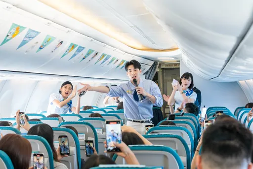 黄伟晋万呎高空办见面会 难忘飞行体验:超像偶像剧