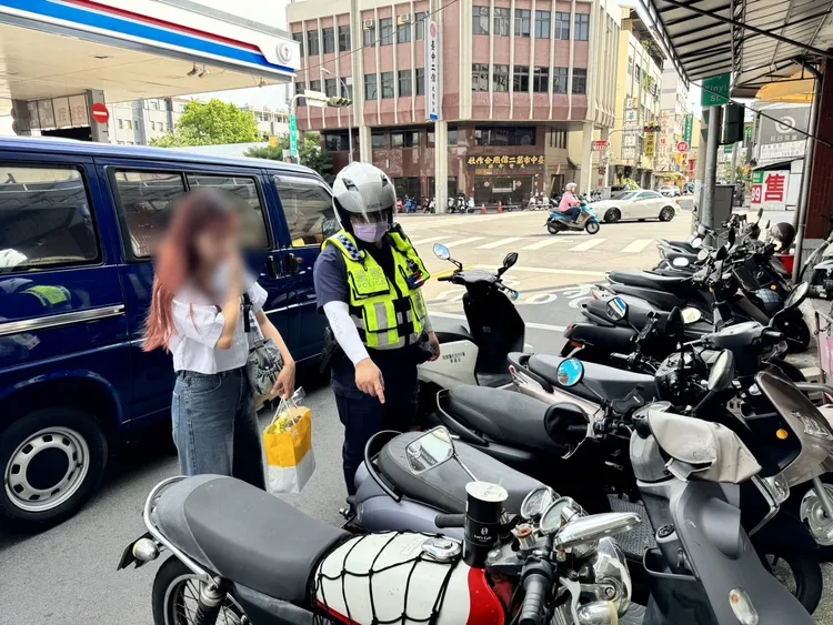 警方在加油站附近找到鄭女機車。翻攝畫面