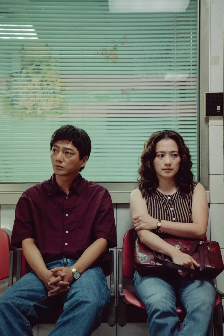 演員藍葦華（左）、高伊玲（右）飾演夫妻檔。牽猴子提供