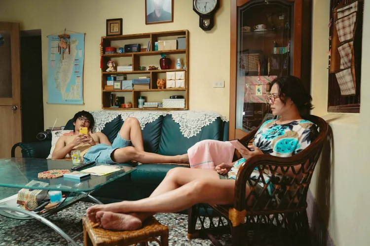 曾敬驊（左）有別於過往形象，高伊玲（右）精準演繹母親一角。牽猴子提供