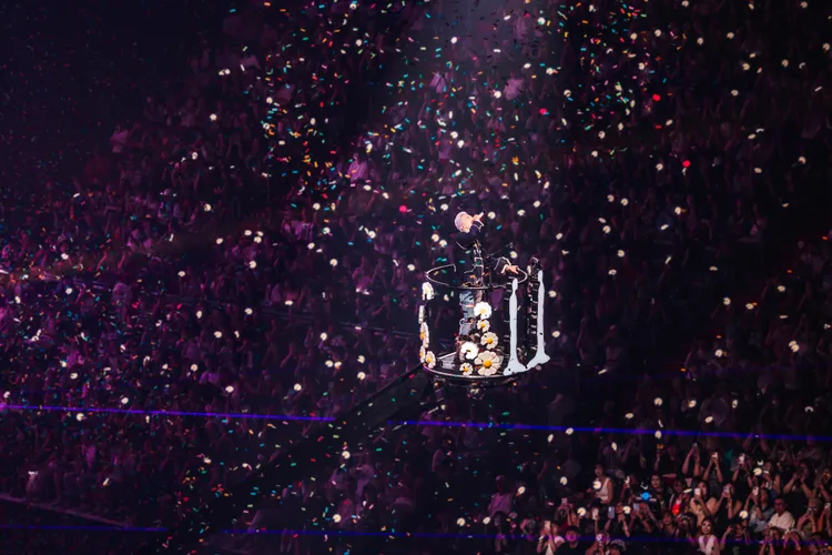 GD唱到一半搭上雲梯車。(C) GALAXY CORPORATION提供