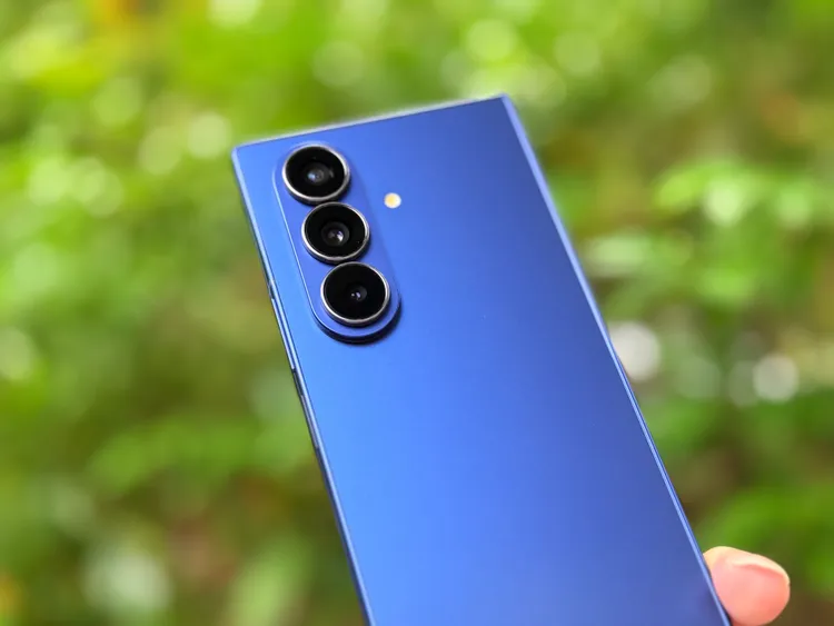 背面金屬光澤比前代來得更為明亮。趙筱文攝