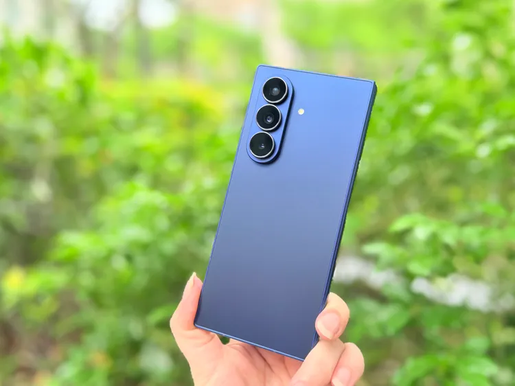 Z Fold7透過外型設計、內在功能跳脫商務人士專屬刻板印象。趙筱文攝