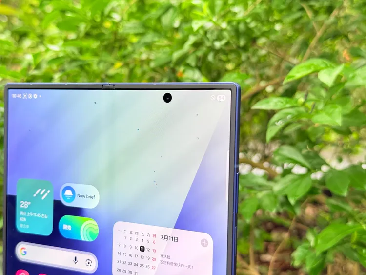 主螢幕鏡頭改為挖孔設計。趙筱文攝