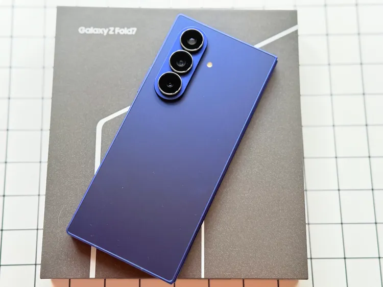 Galaxy Z Fold7海影藍背面金屬感十足，更添質感。趙筱文攝