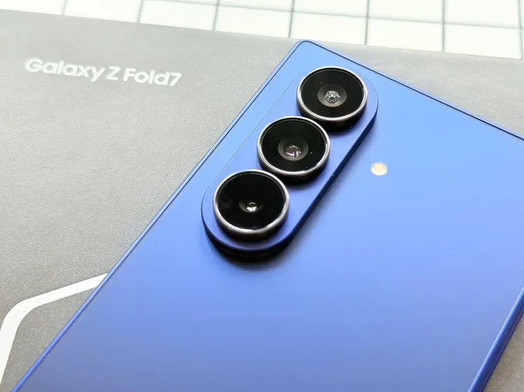 相機組合分別為2億畫素+1200萬畫素+1000萬畫素。趙筱文攝