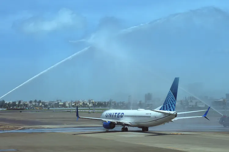 「高雄-東京成田」航線首航班機舉行水門禮儀式。聯合航空提供