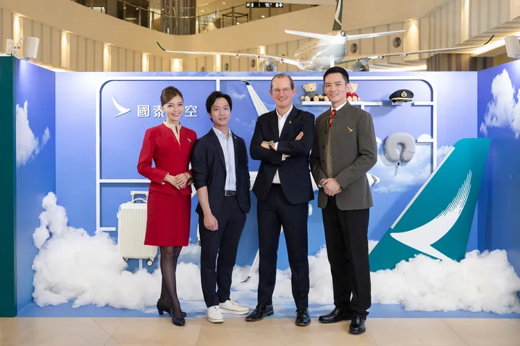 國泰航空台灣區總經理莫唐諾（右2）及國泰航空東北亞客運及商務總監蔡東俊（左2）出席「步步飛躍，極限解鎖」活動。國泰航空提供