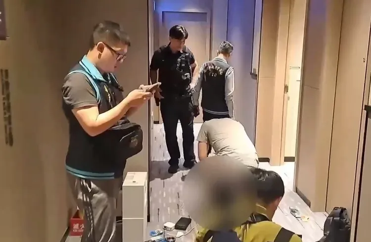 警方上午於某旅館內逮到嫌犯。警方提供