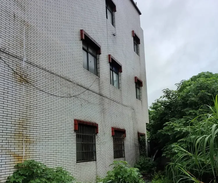 林男負傷從窗戶跳出逃生。警方提供