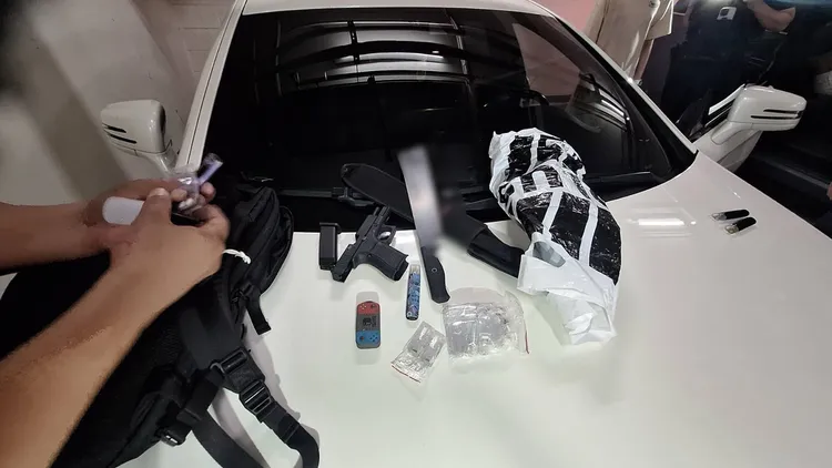 警方查獲刀械等證物。警方提供