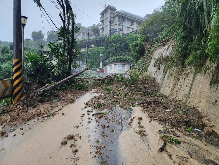 大坑十方啟能中心門前道路被土石及斷樹阻斷。翻攝十方啟能中心臉書