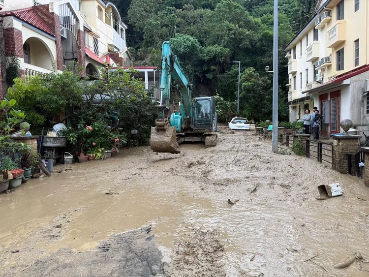市府已調機具清除土石。市府提供