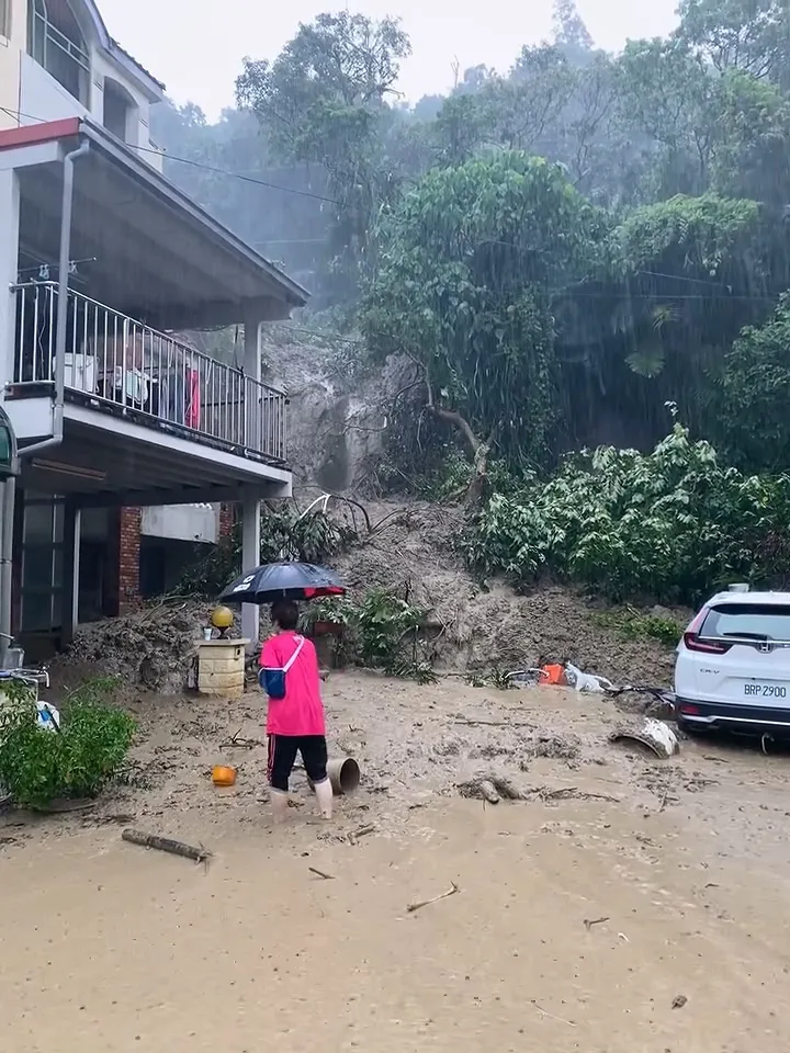 大坑天星社區有多戶遭泥流入侵。翻攝Threads