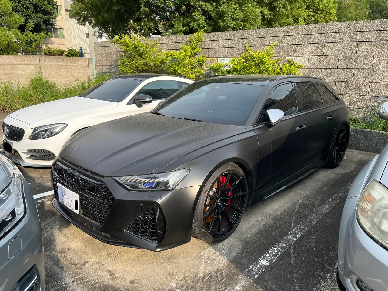 警方查扣陈嫌等人名下房产、豪车、名牌包等财产,市价上亿元。民众提供