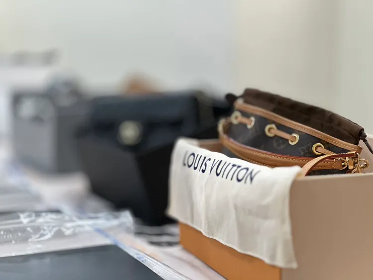 警方查扣陳嫌等人名下房產、豪車、名牌包等財產，市價上億元。民眾提供