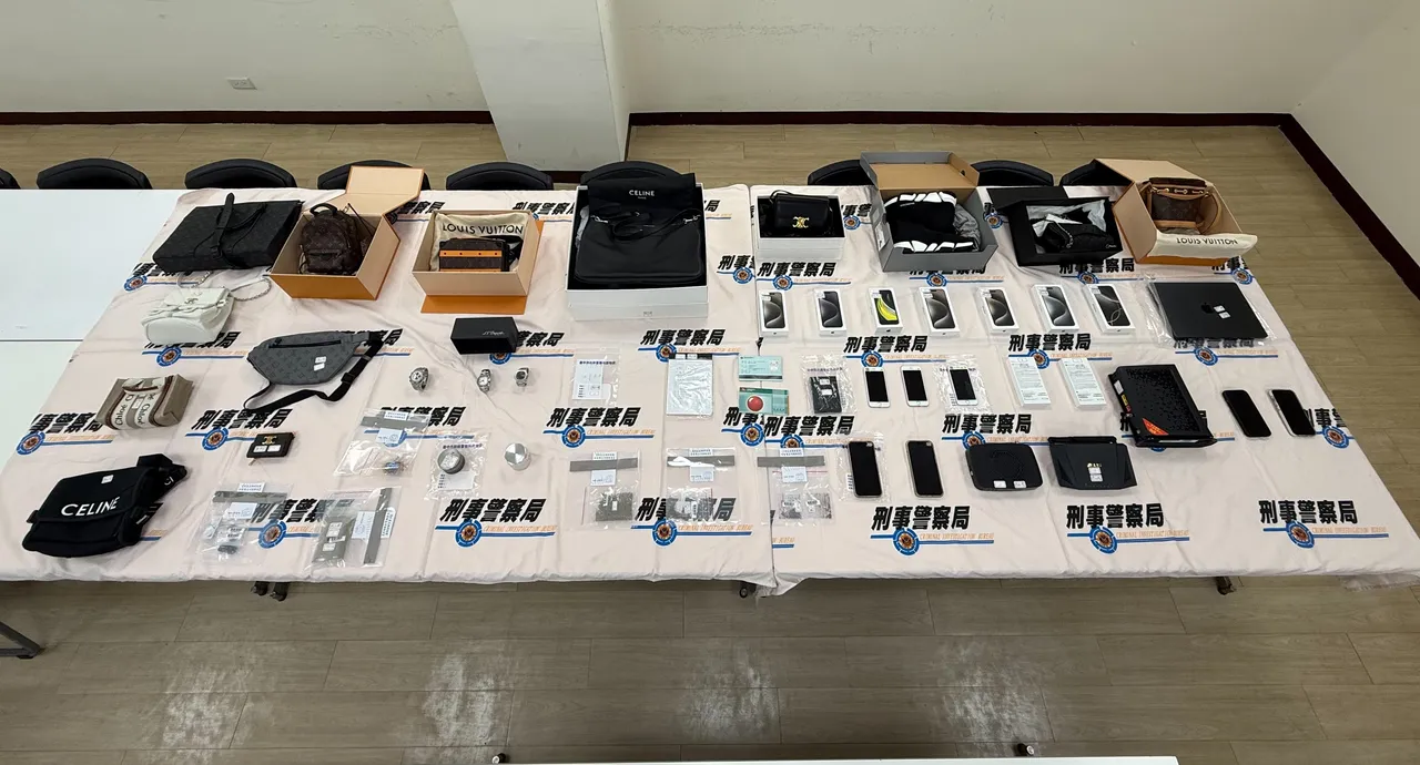 刑事局破获由竹联帮弘仁会干部当金主的诈骗集团,逮捕4名成员,起获大批赃证物。民众提供