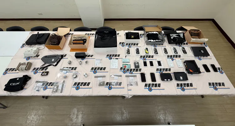 刑事局破獲由竹聯幫弘仁會幹部當金主的詐騙集團，逮捕4名成員，起獲大批贓證物。民眾提供