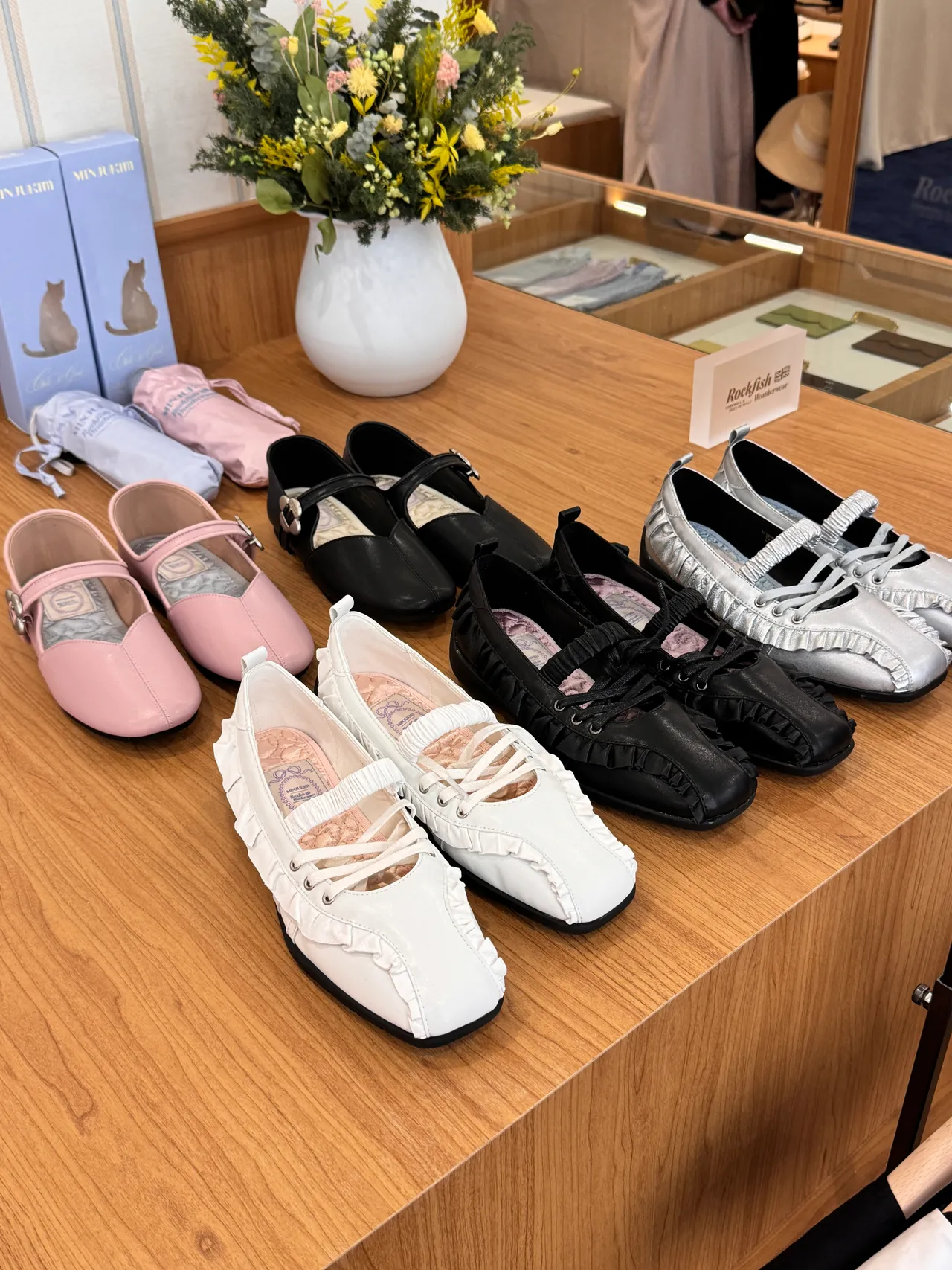 Rockfish也与MINJUKIM推出联名芭蕾舞鞋。刘旻君摄