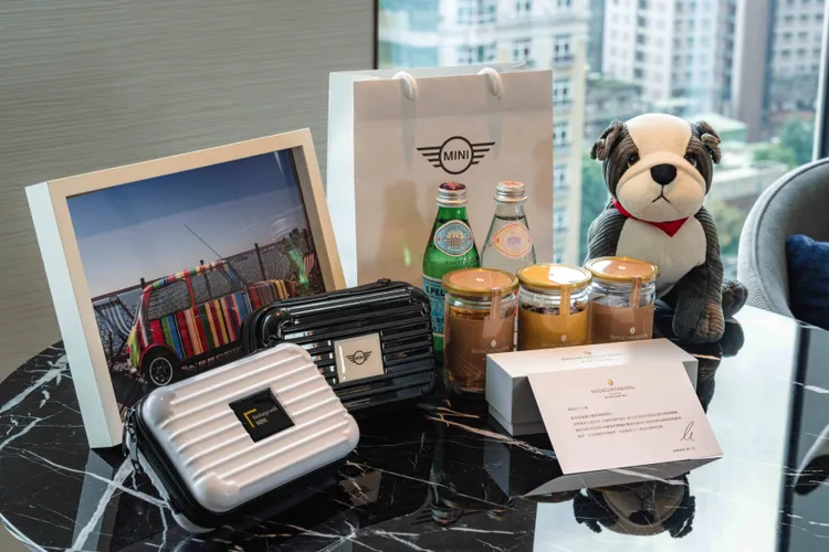 專屬禮遇包含一泊二食：雙人主廚套餐與翌日早餐，更享MINI迎賓禮：旅用收納包、洲際點心飲品組及線上商城85折專屬優惠碼。業者提供