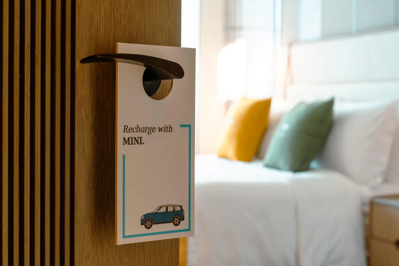 房门门把吊牌「Recharge with MINI」专属设计,细节之处彰显MINI风格哲学,陪伴每一次悠闲休憩时光。业者提供