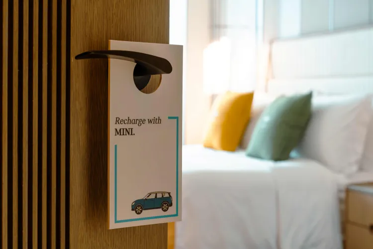 房門門把吊牌「Recharge with MINI」專屬設計，細節之處彰顯MINI風格哲學，陪伴每一次悠閒休憩時光。業者提供